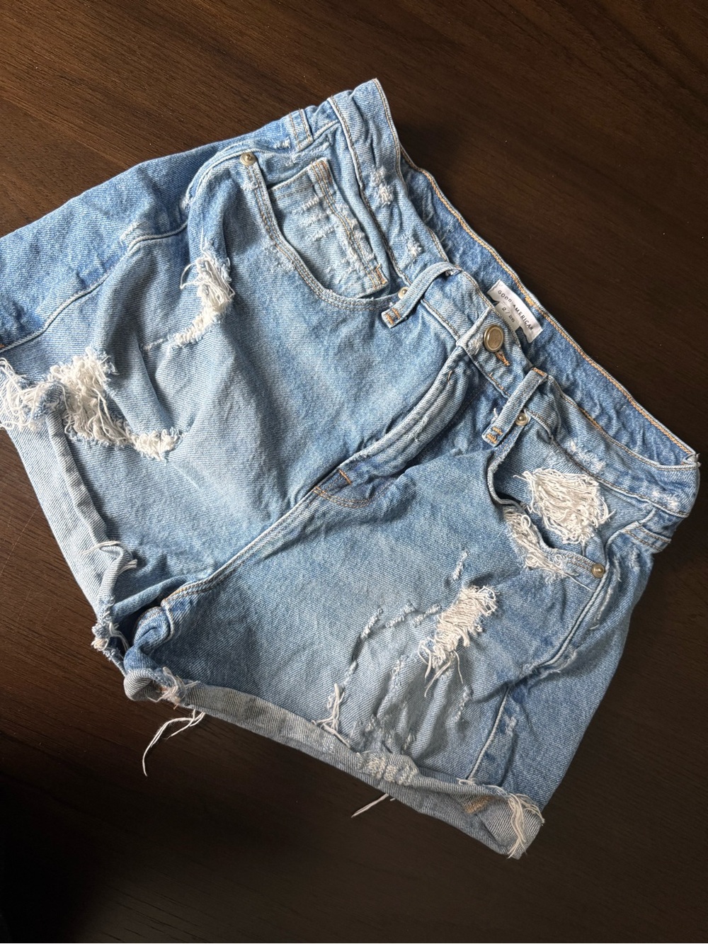 Good American Light Wash Distressed Denim Jean Shorts Size 2 / 26 Women’s